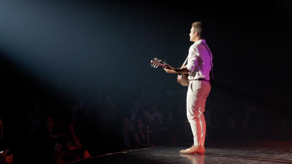 Guitarrista con luz cinematica