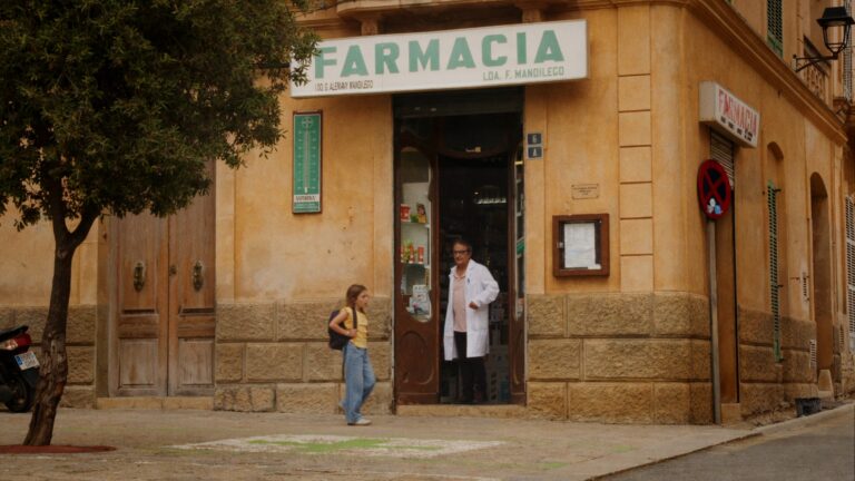 actriz pasa por delante de una farmacia