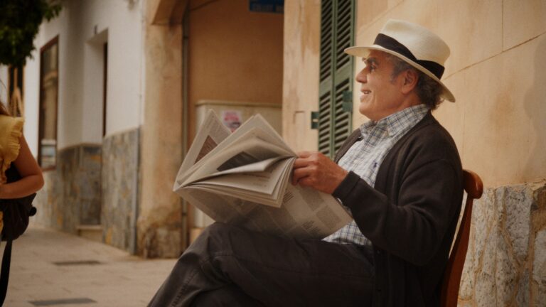 actor leyendo el periódico